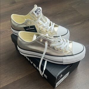 *BRAND NEW
•Gold Metallic Platform Converse Sneakers
Women Size 37.5/US 7
